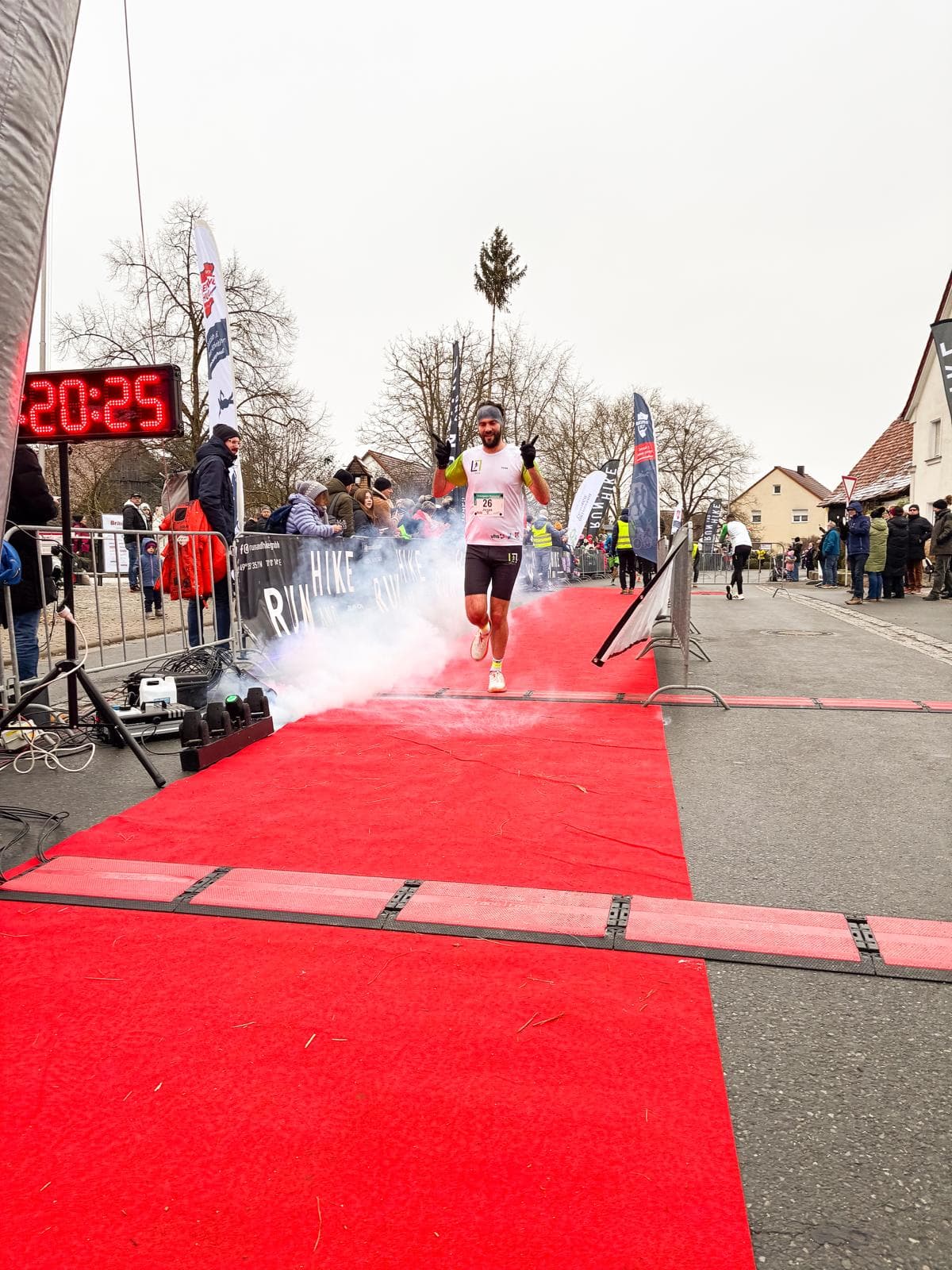 Läuferin im Zieleinlauf eines Wettkampfs